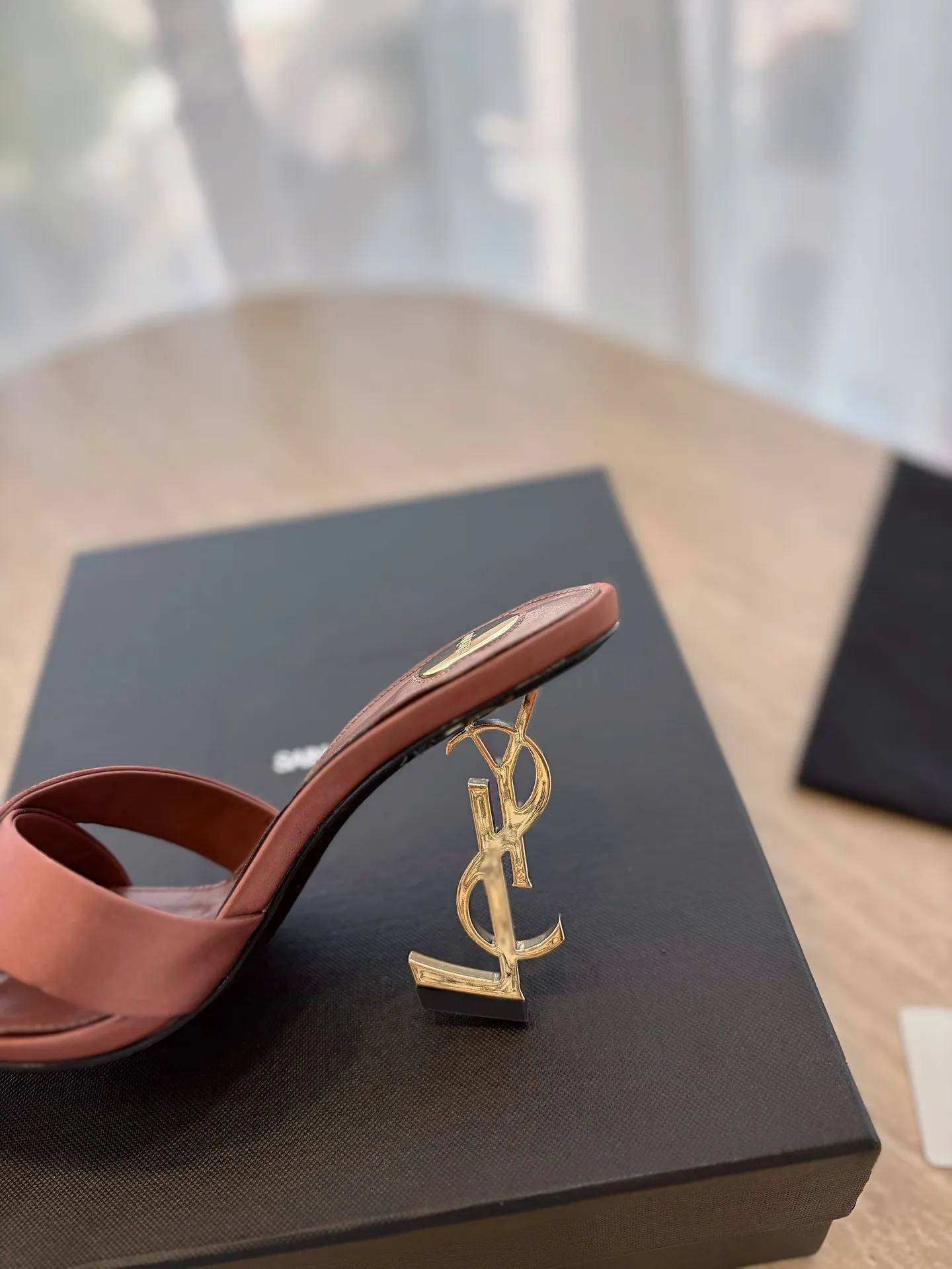 👟👟Ex-factory price 560👟👟 "SAINT LAURENT*" Yves Saint Laurent 25ss/hot YSL high heels and slippers in summer New shoe type·Only YSL understands women's hearts best and does not accept refutation Super invincible feminine artifact, a must-have for women (✅Z products are customized from the whole body, perfect consistency) New last type. Compare the differences between pictures and goods on the market ✔Upper: Customized imported silk ✔Inner lining: imported sheepskin ✔Sole: imported genuine leather outsole ✔Heel height: 10.5cm ✔Number of yards: 35-39 (No refund for 40 pieces of custom-made stock) (Full package)